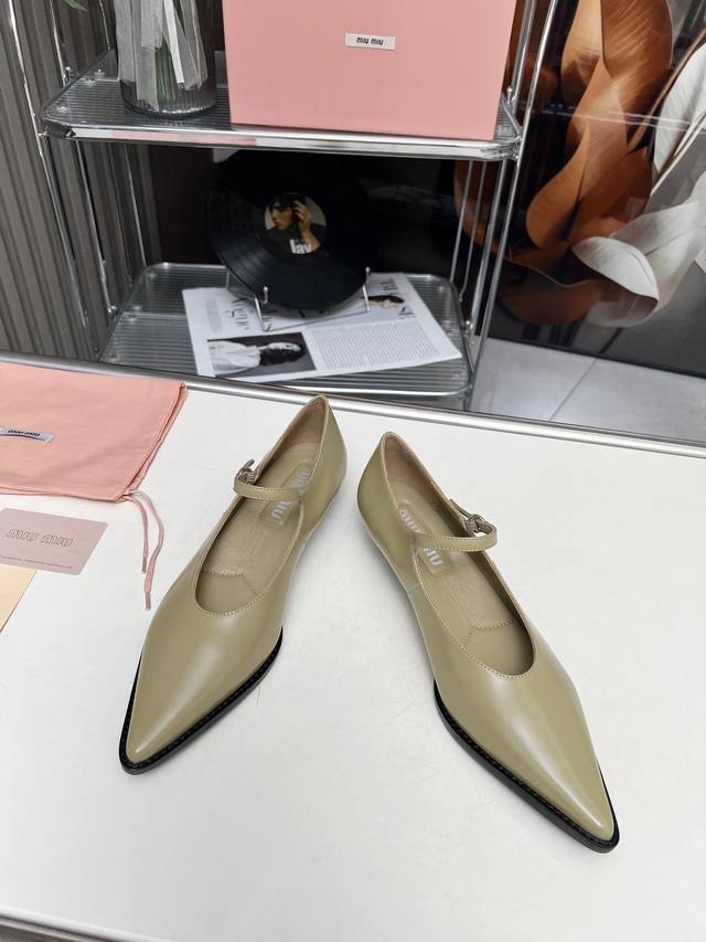 高品质出厂 MiuMiu 缪缪24ss新款平底尖头玛丽珍单鞋 非常低调的一款单鞋 乖巧减龄 上脚显腿长又高级 舒适度也做到完美 日常穿着超级合适 穿脱方便 鞋面