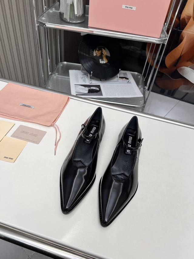 高品质出厂 MiuMiu 缪缪24ss新款平底尖头玛丽珍单鞋 非常低调的一款单鞋 乖巧减龄 上脚显腿长又高级 舒适度也做到完美 日常穿着超级合适 穿脱方便 鞋面