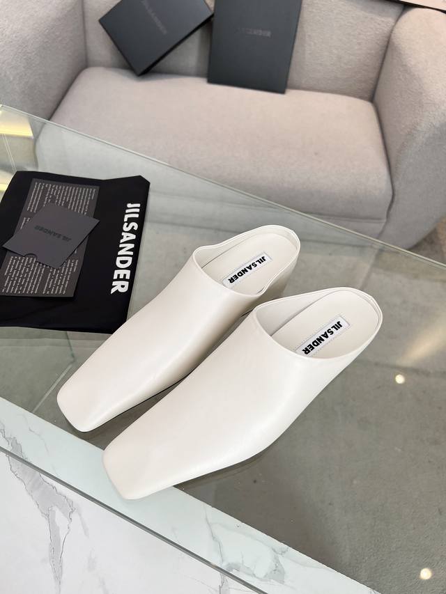 高品质出厂 Jilsander24ss 春夏新品方头平底拖鞋喜欢坡跟带來的安全感喜欢Jil Sander可以试试这款新到的方头拖鞋极简穆勒拖保留原有的元素，不失