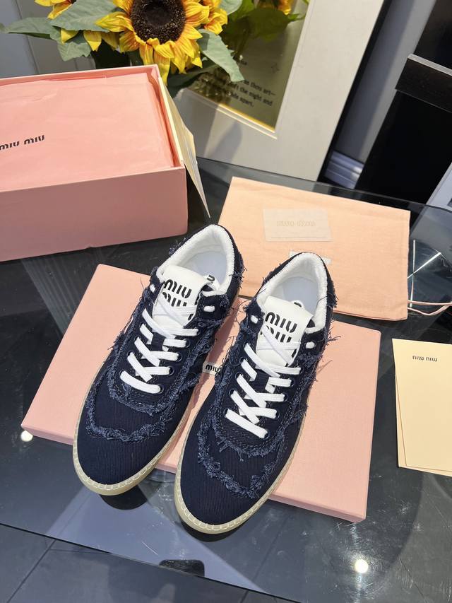 高品质出厂 MiuMiu 缪缪ss24 new arrival～最新款｜德训运动鞋设计像一堆破布头子，缝缝补补又三年的感觉 纯手工制作流苏 这是一款复古做旧流苏