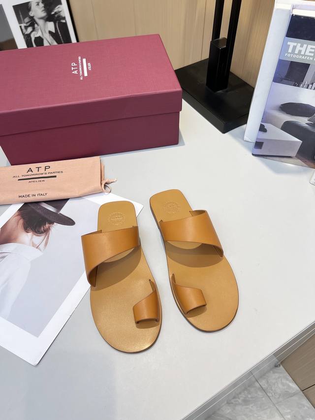 高品质出厂 小众潮牌TAP ATELIER 24春夏新款夹脚拖鞋第一眼看到这个鞋子给人感觉很简单不起眼，其实上脚很好看，主要也好穿，穿起来时尚百搭鞋子延续了一贯