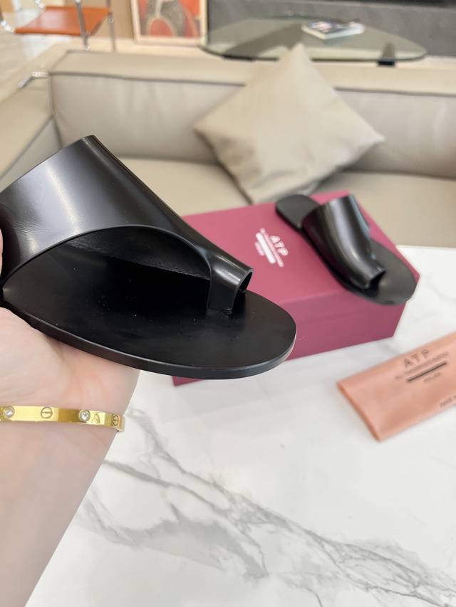 高品质出厂 小众潮牌TAP ATELIER 24春夏新款夹脚拖鞋第一眼看到这个鞋子给人感觉很简单不起眼，其实上脚很好看，主要也好穿，穿起来时尚百搭鞋子延续了一贯