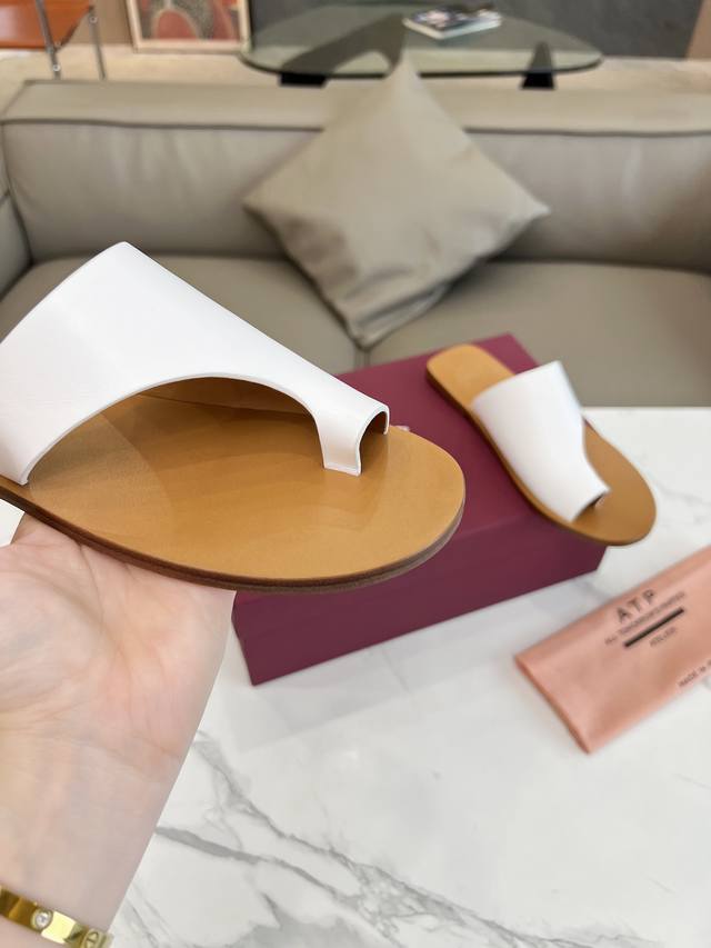 高品质出厂 小众潮牌TAP ATELIER 24春夏新款夹脚拖鞋第一眼看到这个鞋子给人感觉很简单不起眼，其实上脚很好看，主要也好穿，穿起来时尚百搭鞋子延续了一贯