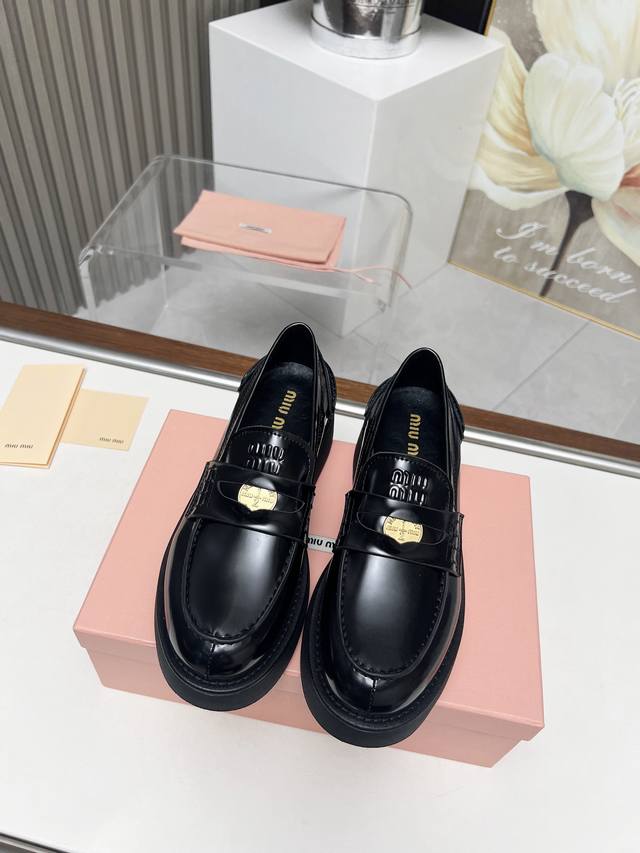 高品质出品 金币厚底乐福鞋~ 高级感十足，一瞬间就成了miumiu的史诗级款式，鞋面中间嵌入“金币”复古又时髦，藏起来这种可爱小心思又甜又酷，鞋型圆润秀气，上脚