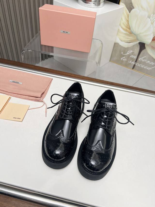 高品质出厂 miumiu24春夏布洛克雕花复古中性小皮鞋单鞋！松糕厚底乐福鞋！miu总能带来惊喜！绝对的高颜值符合当下的老钱风，又牢牢抓住了少女心 真的老少皆宜