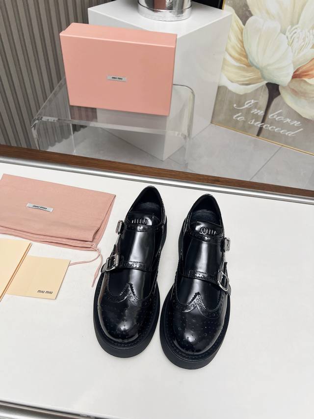 高品质出厂 miumiu24春夏布洛克雕花复古中性带扣小皮鞋单鞋！松糕厚底乐福鞋！miu总能带来惊喜！绝对的高颜值符合当下的老钱风，又牢牢抓住了少女心 真的老少