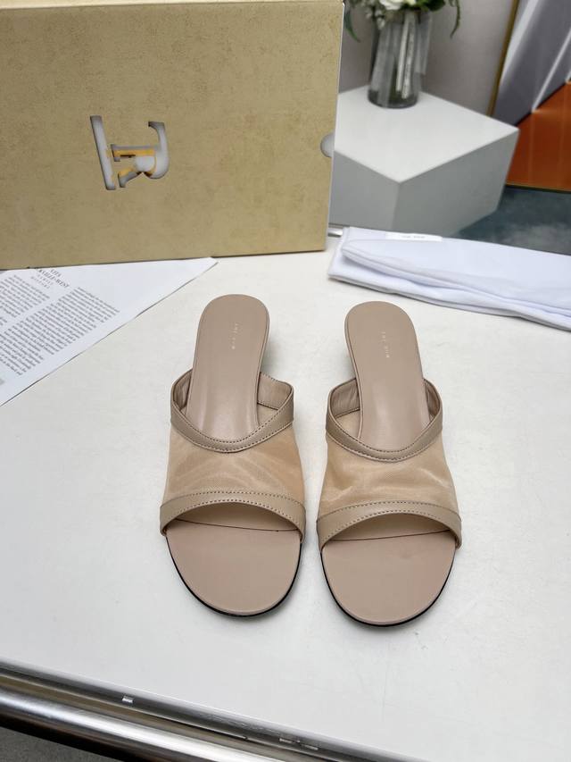 高品质出厂 小众潮牌The row 24 透气网纱仙女凉拖鞋没有花里胡哨或者幼稚感的设计 是最简单的款式 整体设计干练秀气又舒适 它家鞋子主打简洁舒适 所以每次