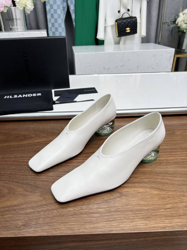 高品质出厂 JILSANDER 24春夏极简主义小方头pc透明粗跟浅口单鞋市面顶级原单版，ZP对比做货，所有细节都跟柜上一致：包括鞋面皮料，鞋垫内里皮料、刻印l