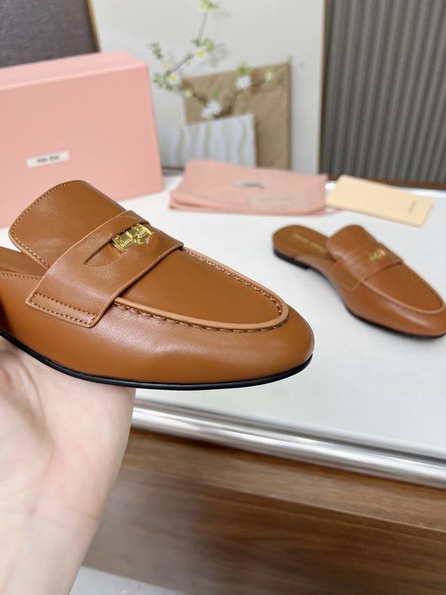 高品质出厂 MiuMiu 缪缪 24S走秀款钱币复古半拖最近风很大的金币乐福鞋 被挖到了～满满的复古英伦感 顺带着一股学院风中间还镶嵌了一枚金币 让人无法忽视整