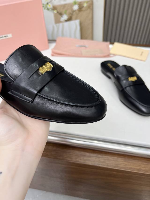 高品质出厂 MiuMiu 缪缪 24S走秀款钱币复古半拖最近风很大的金币乐福鞋 被挖到了～满满的复古英伦感 顺带着一股学院风中间还镶嵌了一枚金币 让人无法忽视整