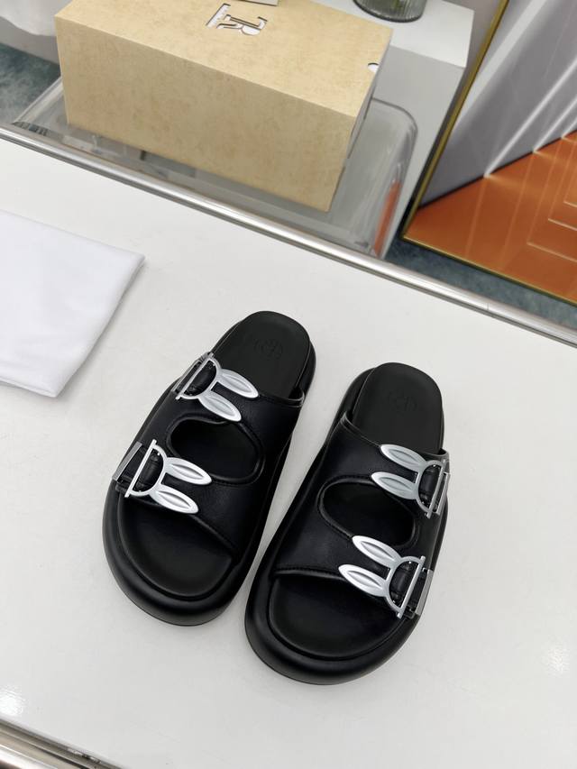 高品质出厂 ！小众潮牌The Row夏季兔年款限定休闲萌拖兔子五金扣饰简易拖鞋！这款鞋子给人一眼看去就有种萌萌可爱的感觉，上脚真的很好看，重要是好穿，又撑得成场