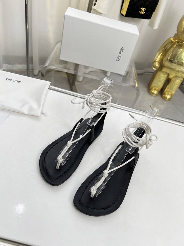 The row性感绑带拖鞋 一如既往的简单，有设计感，线条简洁流畅虽然没有过多的元素点缀，只有两根细带支撑鞋面，但真的很高级很百搭拖鞋极品，美不胜收的鞋，点亮整