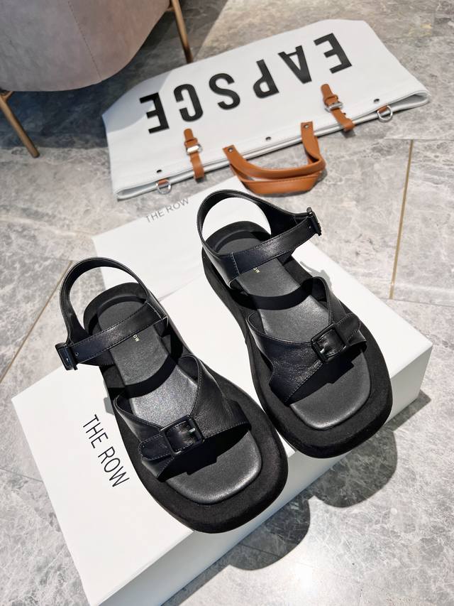 THE ROW 厚底沙滩凉鞋INS上超火的搭配单品，极简的潮流设计鞋面：牛皮 羊京内里：羊皮 全羊绒包水台 上脚超舒适鞋底：原版开模橡大胶底，鞋底厚度3cm，超