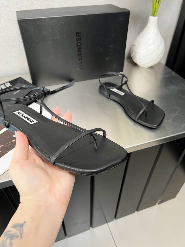 高品质出厂真皮大底 橡胶大底 平底小众潮牌网红款 Jil sander 2025吉尔 桑达早春凉鞋系列！春夏最新爆款时髦平底方头带子凉鞋这款真的绝了 时髦到飞起