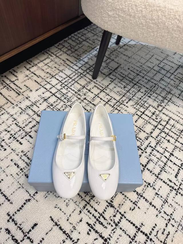 工厂P PRADA 24ss 普拉达春夏新品 实力来袭 Prada Glow限时店很闪亮的单品 玛丽珍单鞋 芭蕾舞鞋超级爆系列爆品，各大网红明星乔欣，程潇，刘令