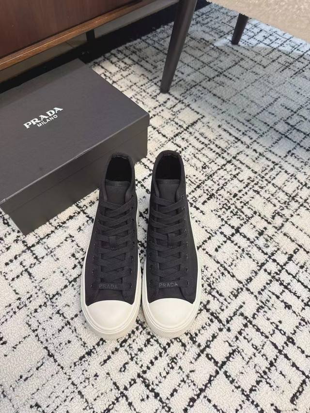 代购级 Prada 普拉达 24ss秋冬厚底球鞋 帆布鞋科技帆布最新黑科技 相隔几年Prada又给我们带来好看的饼干鞋了 时髦精绝对不能错过的必入款没有任何繁杂