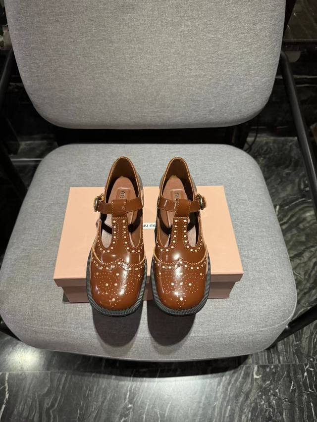 代购级 Miu Miu 缪缪 24ss 秋冬新款英伦风系带乐福鞋MiuMiu秀场适当“邋遢”擦色工艺独一无二的工艺来自Miu Miu系列的细节特写 新季的潮流要