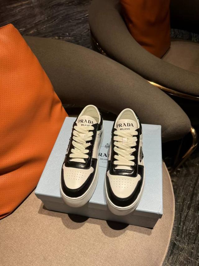 Prada普拉达 24ss 厚底 小白鞋 休闲运动鞋 这款运动鞋延续经久不衰的轮廓，是新款经典单品采用小牛皮 精心制作， 提升格调 款式轻盈，搭配三角扣标志加5