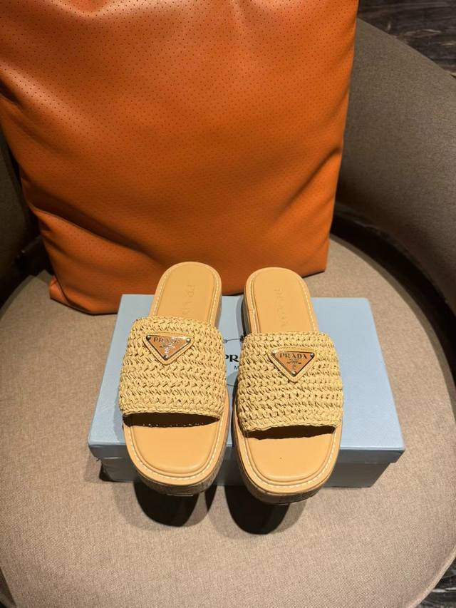 prada~普家最新款齿牙编织厚底三角扣 拖鞋最新环保PP材质 全手工钩针 跟织毛衣一样 慢工细活 复古时髦厚底鞋底搭配橡胶鞋面，让整双鞋轻便舒适 鲜艳色彩 满