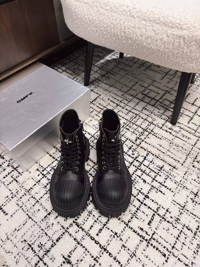代购级 SMFK 25ss 最新 四季马丁 新款马丁靴卖疯了 宝子们！吴宣仪同款最近非常门 爆真的是很耐看越看越喜欢！这款银色马丁靴真的太适合冬天了 颜色亮眼让