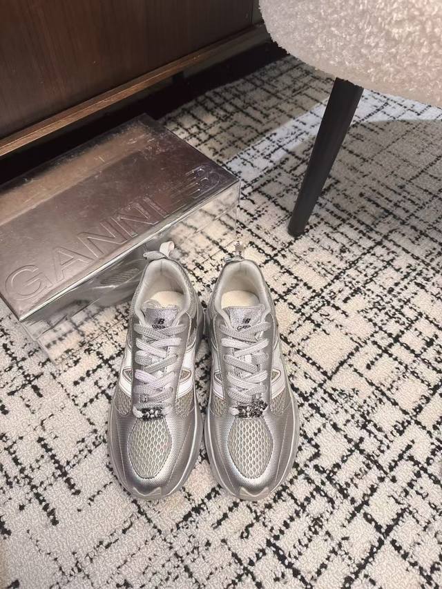 New Balance x G a n n i联名款 新款云朵鞋 超经超舒适 邂逅一场工艺热情力与美相得益彰优质皮革搭配 呈现优雅光泽与柔韧弹性 重塑独到匠艺