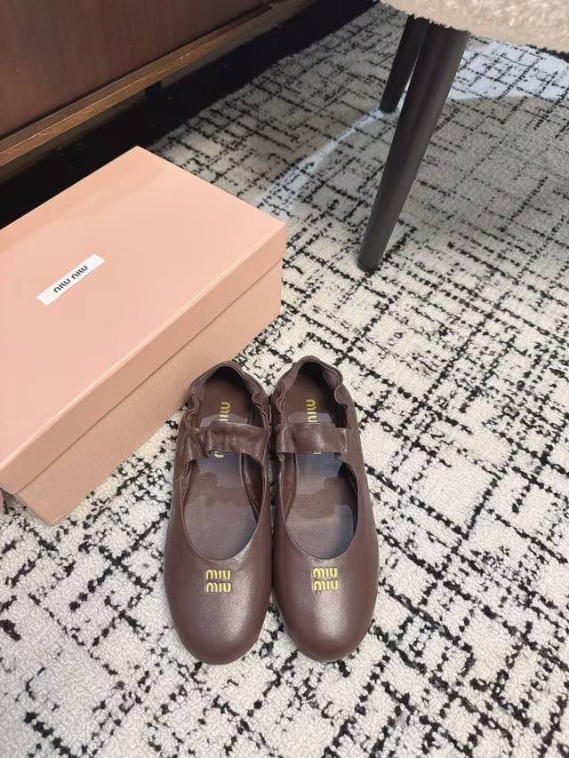代购级 Miu Miu 缪缪 25ss 春夏季新款 芭蕾舞鞋 缪家以芭蕾的灵动意韵融于日常. 以现代笔触刻画舞鞋经典轮廓！超软的绵羊皮质款芭蕾舞鞋. 从经典日式