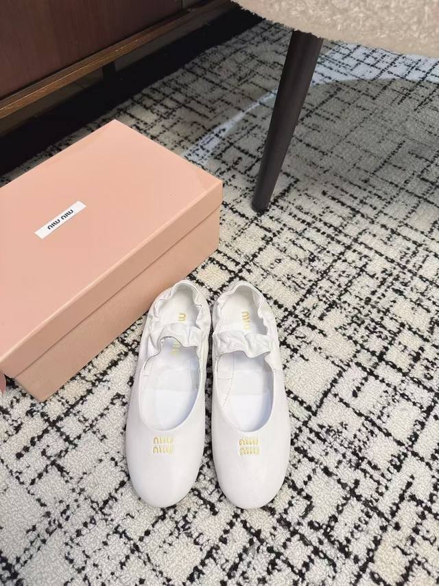 代购级 Miu Miu 缪缪 25ss 春夏季新款 芭蕾舞鞋 缪家以芭蕾的灵动意韵融于日常. 以现代笔触刻画舞鞋经典轮廓！超软的绵羊皮质款芭蕾舞鞋. 从经典日式