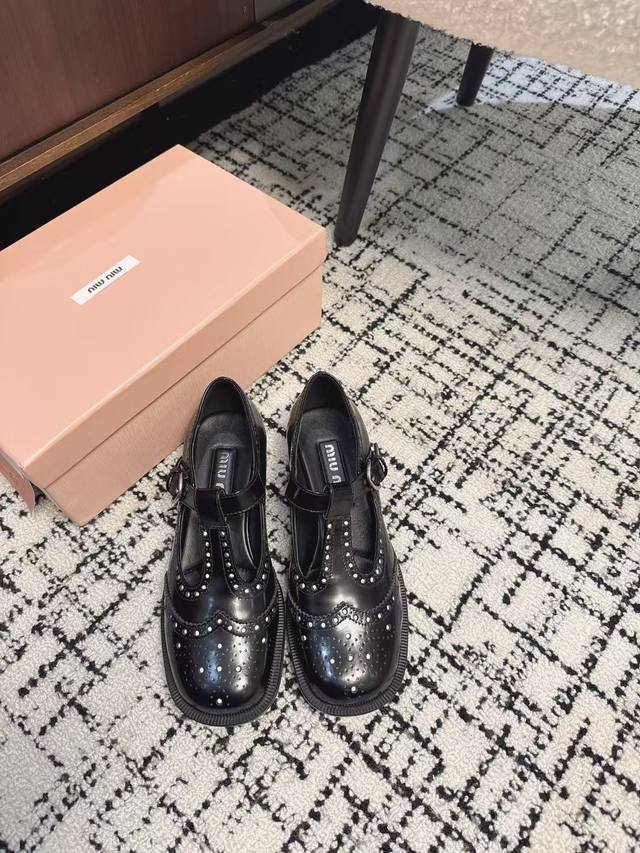 代购级 Miu Miu 缪缪 25ss 秋冬新款英伦风系带乐福鞋MiuMiu秀场适当“邋遢”擦色工艺独一无二的工艺来自Miu Miu系列的细节特写 新季的潮流要