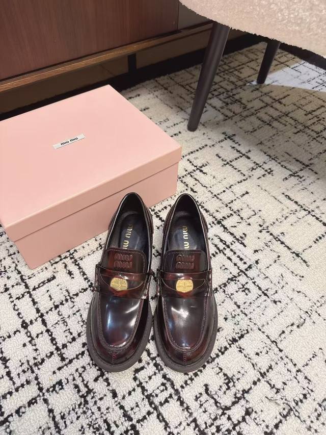 代购级 Miu Miu 24ss 秋冬 一脚蹬 乐福鞋为你打造纤细大长腿 高级感