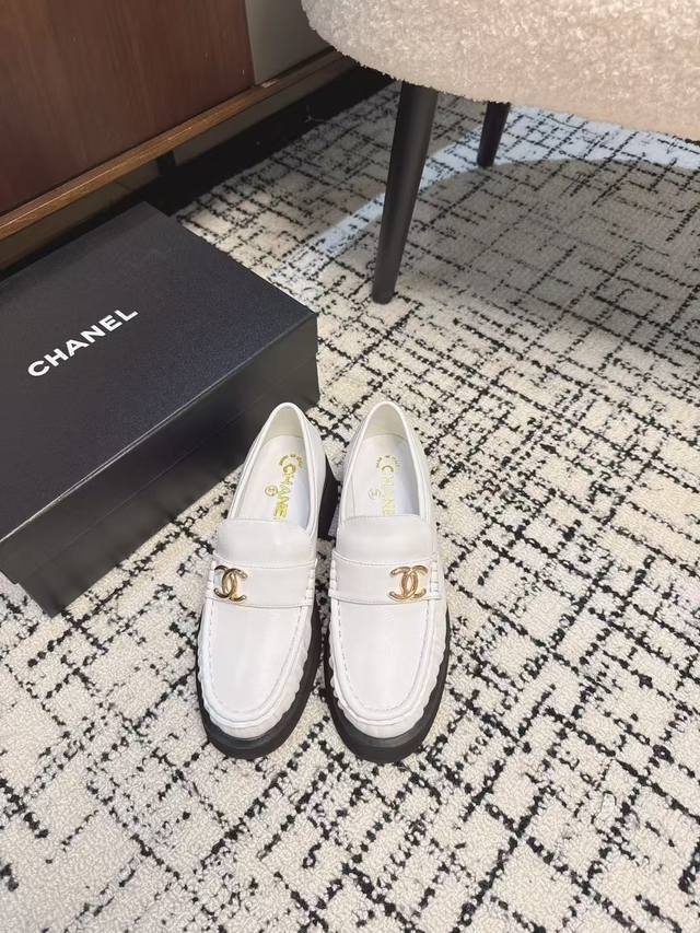 Chanel 香奈儿 小香25 C款底双C乐福鞋一脚蹬平底单鞋。种草，上脚迷人气质女孩！干练又又慵懒随性 妥妥的甜酷风买错了！香家经典扣饰元素显得十分精致，真的