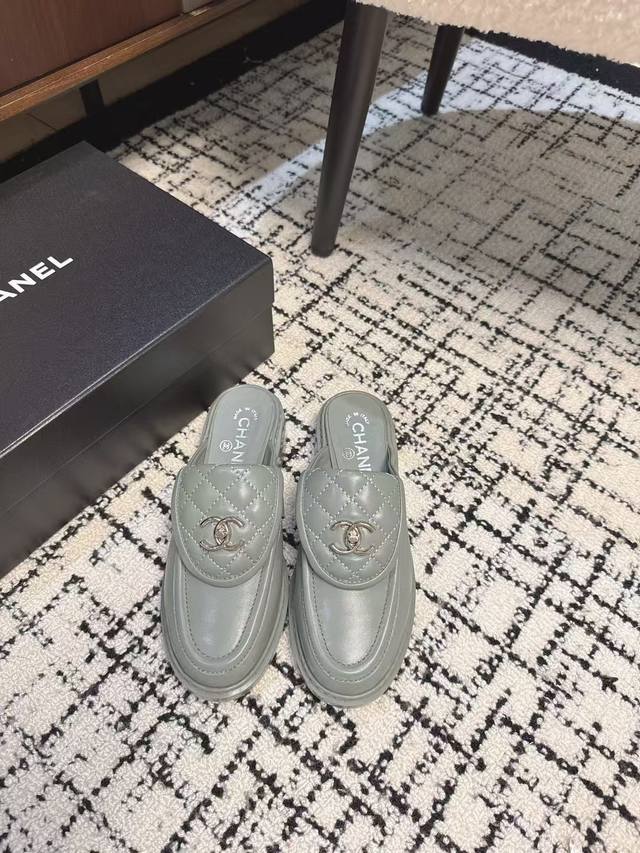 代购级 CHANEL小香经典复古 半拖 包头拖 这双一眼看到就很喜欢鞋面的菱格设计很特别 点缀小香经典五金扣超有CHANEL的格調 高級感十足上脚特别舒服柔软