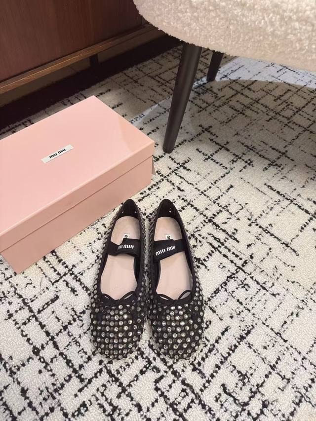 代购级 Miu Miu 缪缪 24ss 新款 澳钻 芭蕾舞鞋 缪家以芭蕾的灵动意韵融于日常. 以现代笔触刻画舞鞋经典轮廓！钻饰皮质款芭蕾舞鞋. 从经典日式鞋履汲