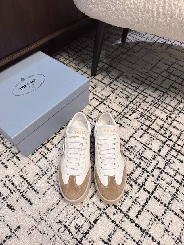代购级 Prada 25ss 普拉达走秀休闲爆款！走秀款 复古感时髦满满 随意百搭 时尚休闲 独到味道人人都爱也轻松驾驭 每年都会爆.足以征服你，穿上它，休闲时