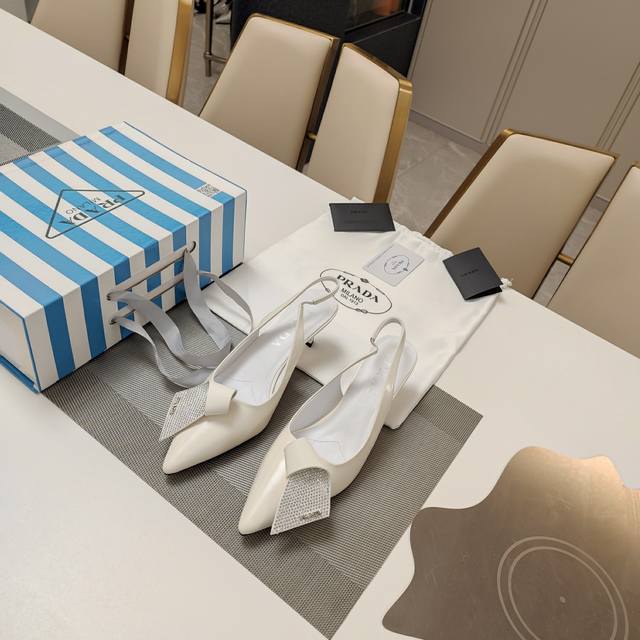 飞机拖鞋钻花系列 顶级包装配套最高版本 PRADA 普拉达新品， 顶级版本 实力来袭！prada24 23ss“T台秀款”,飞机鞋系列新款，烫钻款折耳花头飞机拖
