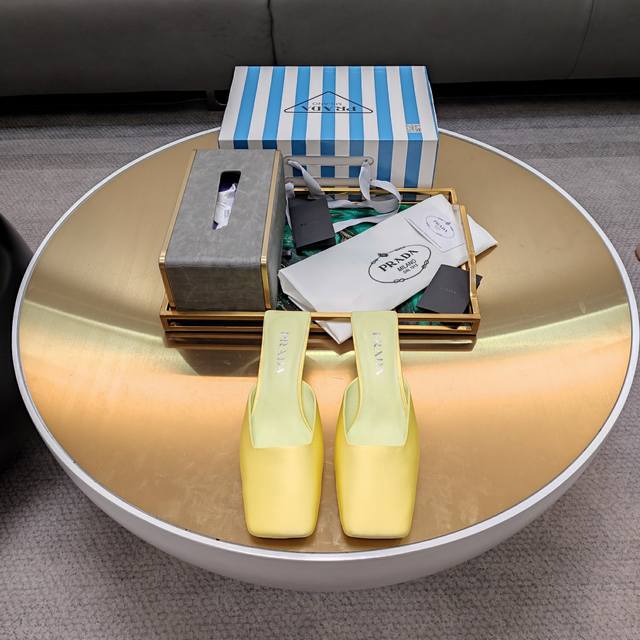 T台秀场穆勒鞋 真丝凉鞋系列 顶级包装配套最高版本 PRADA 普拉达新品， 顶级版本 实力来袭！prada24“T台秀款”,主推热卖款式，真丝材质穆勒系列春夏