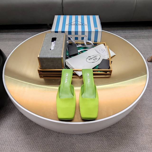 T台秀场穆勒鞋 真丝凉鞋系列 顶级包装配套最高版本 PRADA 普拉达新品， 顶级版本 实力来袭！prada24“T台秀款”,主推热卖款式，真丝材质穆勒系列春夏