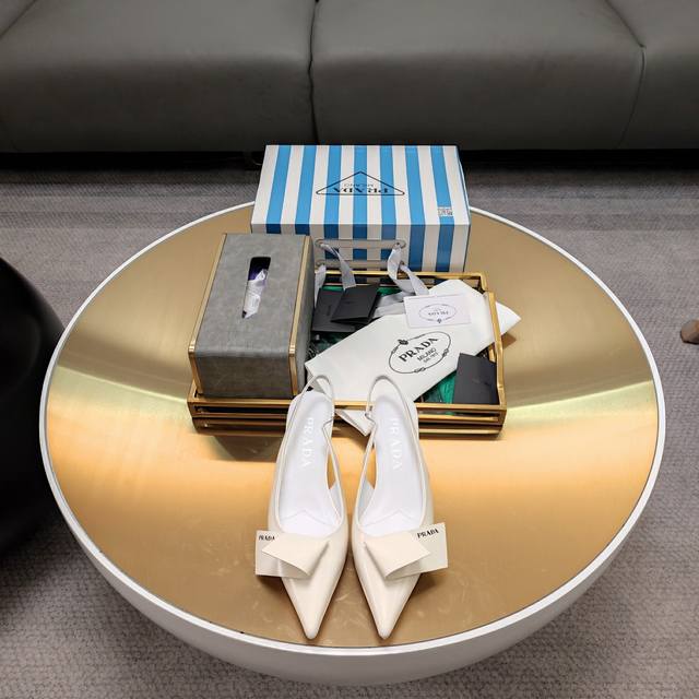 飞机拖鞋系列 顶级包装配套最高版本 PRADA 普拉达新品， 顶级版本 实力来袭！prada24 23ss“T台秀款”,飞机鞋系列新款，折耳花头飞机拖鞋。 原版