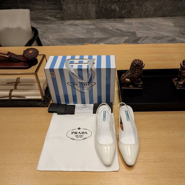 奶茶风系列 顶级包装配套最高版本 PRADA 2024普拉达最新小跟玛丽珍凉鞋、小尖拖。最火爆的半圆方粗跟,包头拖系列。 2024S PRADA秋季新款好看哭了