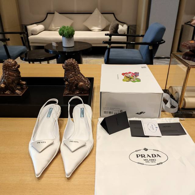 猫跟成形底穆勒鞋 顶级包装配套最高版本 PRADA 普拉达春夏新品， 顶级版本 实力来袭！官方原版真丝绸缎版本。 当红巨星金晨同款凉鞋，时髦百搭nice单品，意