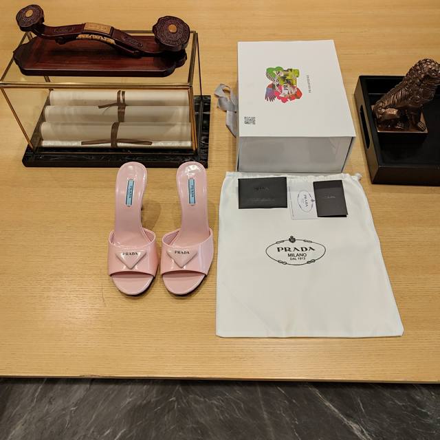 细高跟圆头凉鞋系列 顶级包装配套最高版本 PRADA 2024普拉达春季 最新款且超级爆系列爆品，真皮三角包扣 细高跟圆头鱼嘴凉鞋。 春夏新品， 顶级版本 实力