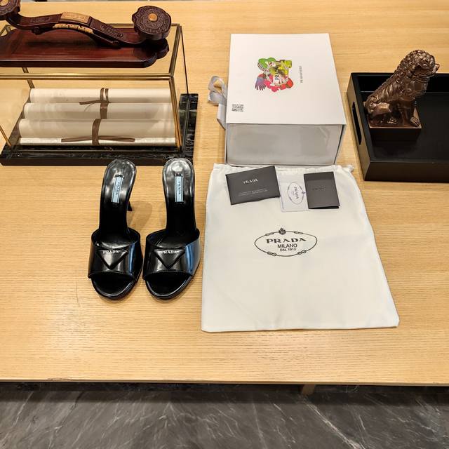 细高跟圆头凉鞋系列 顶级包装配套最高版本 PRADA 2024普拉达春季 最新款且超级爆系列爆品，真皮三角包扣 细高跟圆头鱼嘴凉鞋。 春夏新品， 顶级版本 实力