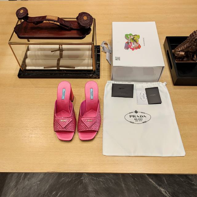 粗跟方头凉鞋系列 顶级包装配套最高版本 PRADA 2024普拉达春季 最新款且超级爆系列爆品大粗跟方头三角扣凉鞋系列。光板 钻面 春夏新品， 顶级版本 实力来