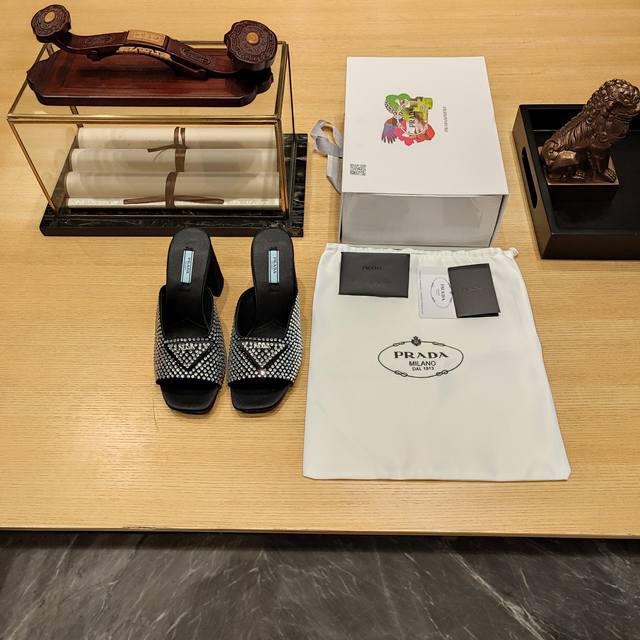 粗跟方头凉鞋系列 顶级包装配套最高版本 PRADA 2024普拉达春季 最新款且超级爆系列爆品大粗跟方头三角扣凉鞋系列。光板 钻面 春夏新品， 顶级版本 实力来