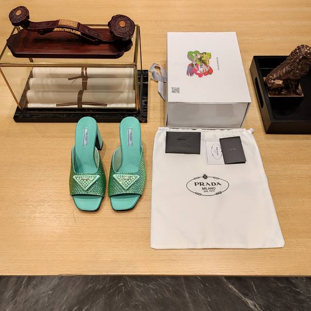 粗跟方头凉鞋系列 顶级包装配套最高版本 PRADA 2024普拉达春季 最新款且超级爆系列爆品大粗跟方头三角扣凉鞋系列。光板 钻面 春夏新品， 顶级版本 实力来