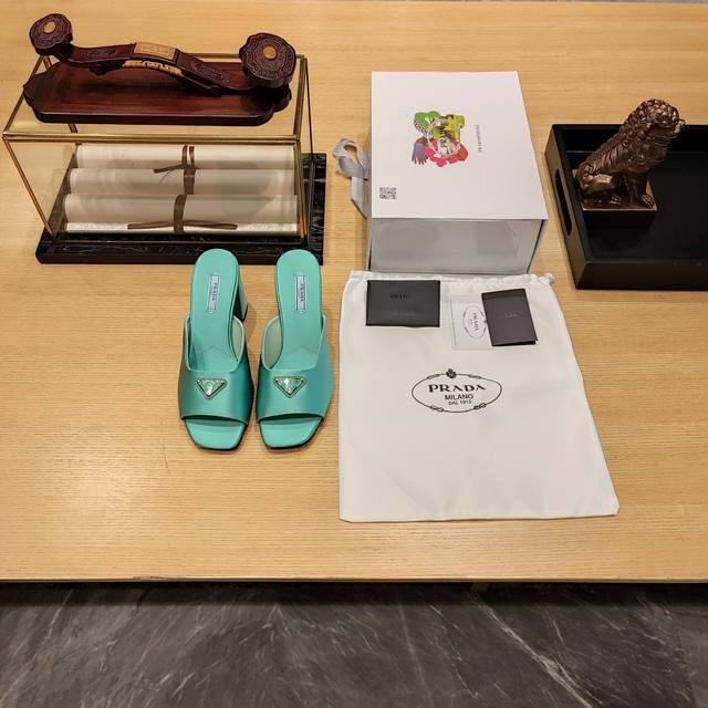 粗跟方头凉鞋系列 顶级包装配套最高版本 PRADA 2024普拉达春季 最新款且超级爆系列爆品大粗跟方头三角扣凉鞋系列。光板 钻面 春夏新品， 顶级版本 实力来