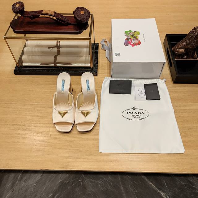 粗跟方头凉鞋系列 顶级包装配套最高版本 PRADA 2024普拉达春季 最新款且超级爆系列爆品大粗跟方头三角扣凉鞋系列。光板 钻面 春夏新品， 顶级版本 实力来