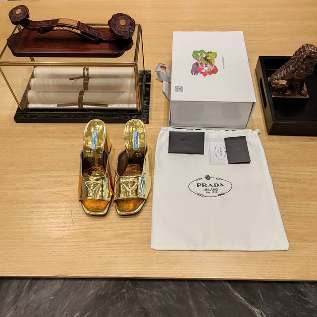 粗跟方头凉鞋系列 顶级包装配套最高版本 PRADA 2024普拉达春季 最新款且超级爆系列爆品大粗跟方头三角扣凉鞋系列。光板 钻面 春夏新品， 顶级版本 实力来