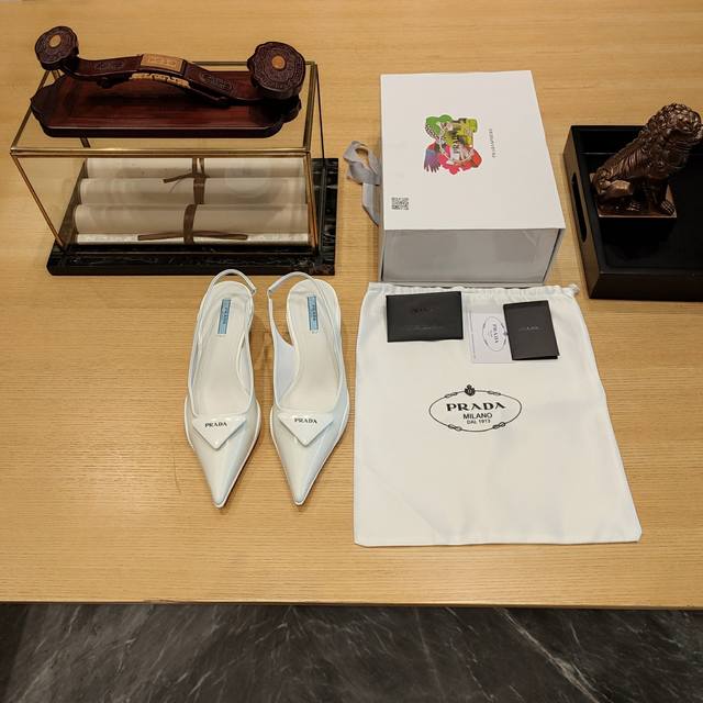猫跟成形底穆勒鞋 顶级包装配套最高版本 PRADA 普拉达春夏新品， 顶级版本 实力来袭！官方原版开边珠牛皮版本。 当红巨星金晨同款凉鞋，时髦百搭nice单品，