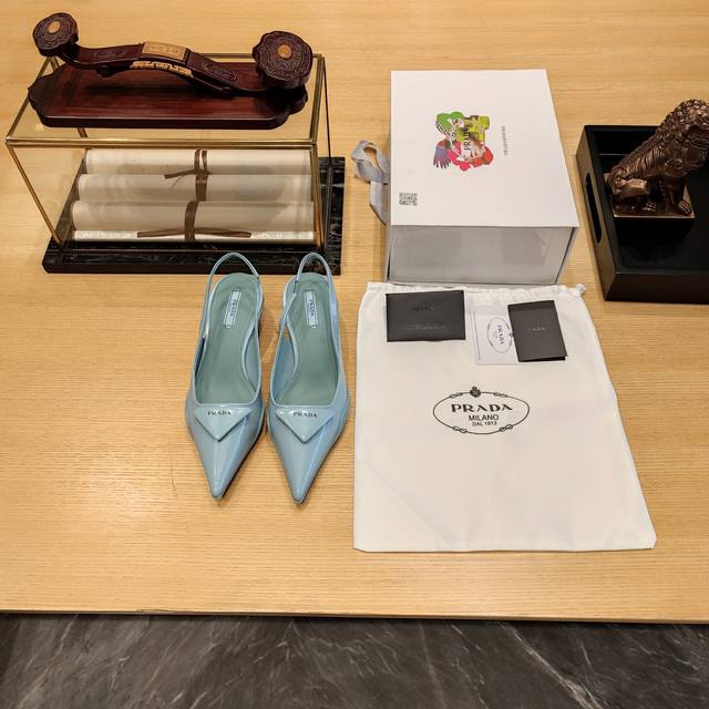 猫跟成形底穆勒鞋 顶级包装配套最高版本 PRADA 普拉达春夏新品， 顶级版本 实力来袭！官方原版开边珠牛皮版本。 当红巨星金晨同款凉鞋，时髦百搭nice单品，