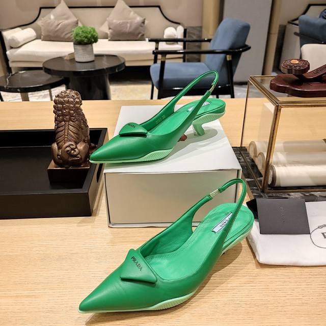 猫跟成形底穆勒鞋 顶级包装配套最高版本 PRADA 普拉达春夏新品， 顶级版本 实力来袭！官方原版全羊皮填充棉升级版。 混种羊皮面料是去年的开边珠款式的升级款。